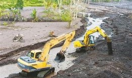 火山爆料挖掘机图片视频,挖掘机助力火山喷发后的重建工作