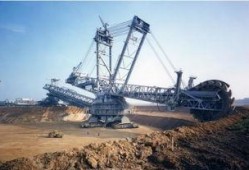 火山爆料挖掘机图片视频,挖掘机助力火山喷发后的重建工作