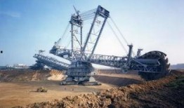 火山爆料挖掘机图片视频,挖掘机助力火山喷发后的重建工作