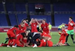 加拿大足球爆料最新消息,转会风云再起，豪门争抢新星！