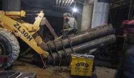 火山爆料挖掘机图片视频,挖掘机助力火山喷发后的重建工作