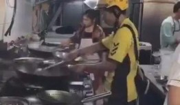 配餐爆料小哥视频播放,视频播放背后的美食故事